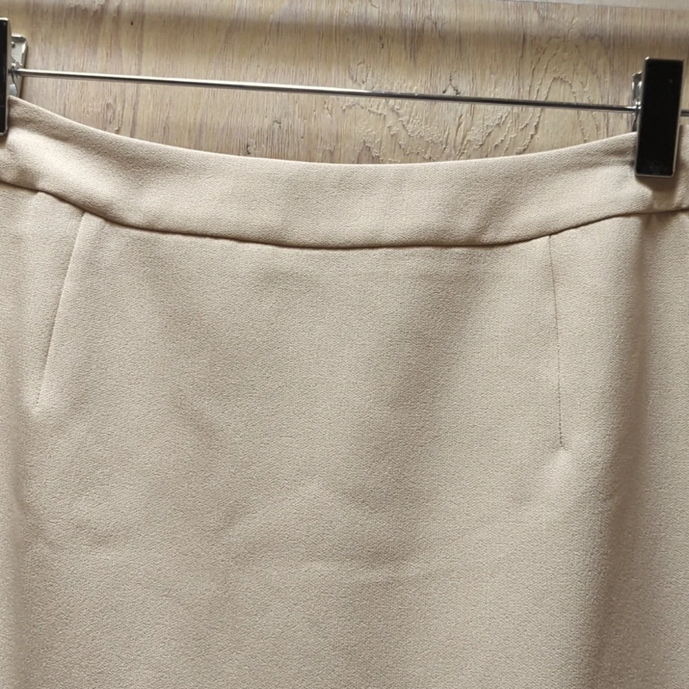 Le Suit Crepe Flounce Beige Skirt size 8